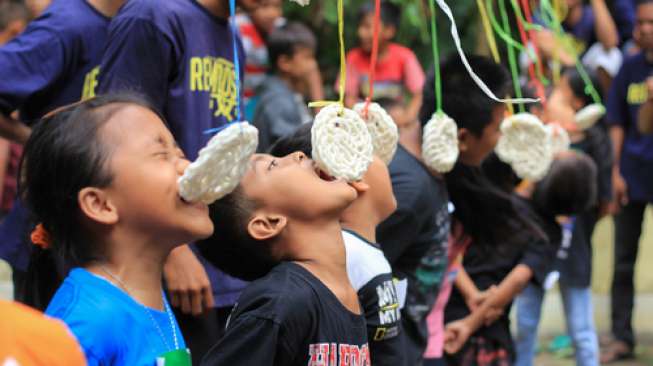 makan-kerupuk