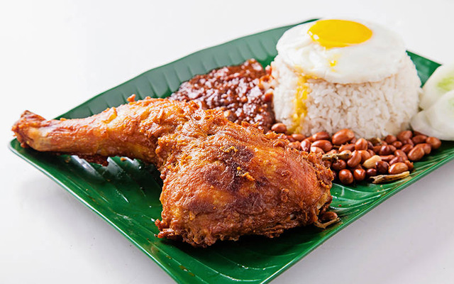 Nasi-Lemak-Ayam-Goreng