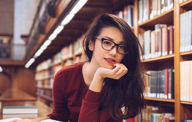 5 Buku Bacaan Si Cantik Velove Vexia yang Menginspirasi