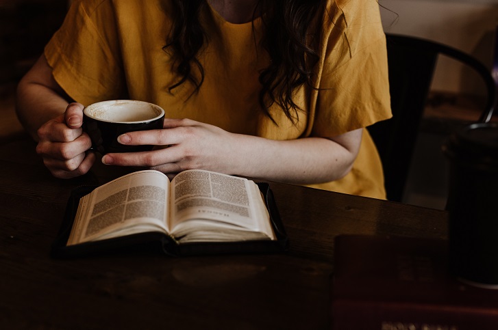 Bukan Pecinta Kafein? Ini 5 Minuman Pengganti Kopi yang Bisa Jadi Teman Baca Buku