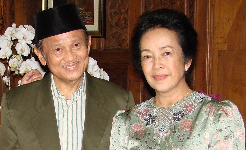 Menengok Kembali Kisah Cinta Habibie & Ainun