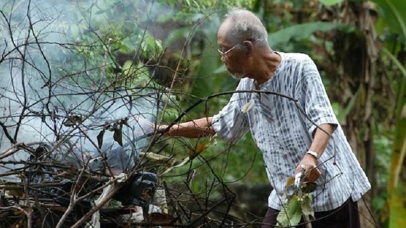 Kenapa Pramoedya Ananta Toer Suka Bakar Sampah di Masa Tuanya?