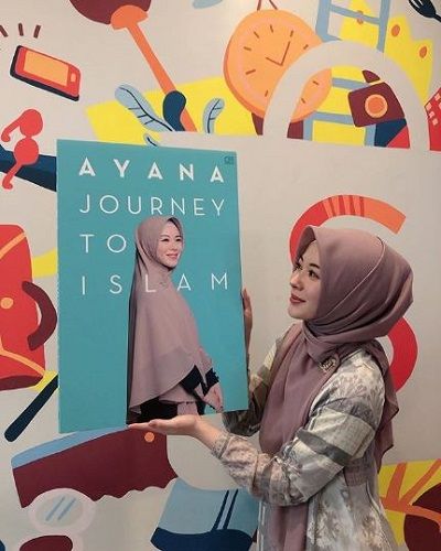 Ayana_Moon_Buku