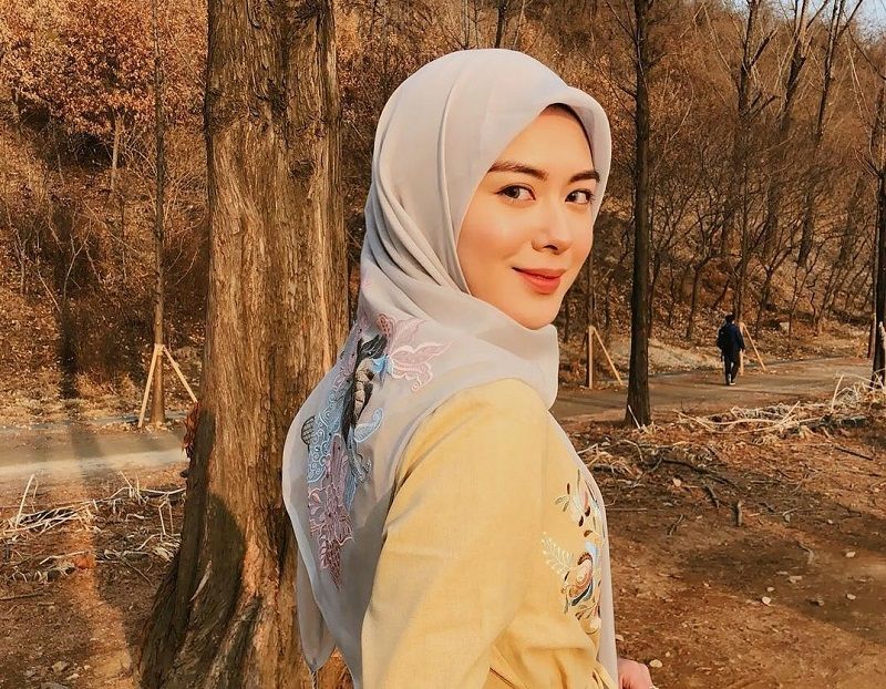 Ayana Moon Rilis Buku tentang Perjalanannya Masuk Islam