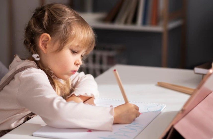 Anak Suka Menulis Cerita? Simak Tips Menulis Cerita bagi Anak Usia Dini