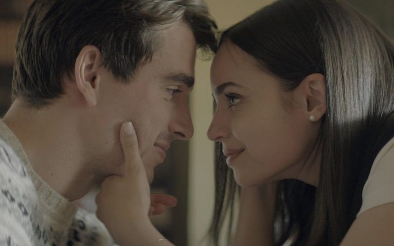 Siap-Siap Baper! Film Romcom Terbaru Sofia Carson ‘My Oxford Year’ Siap Bikin Nangis Senyum Sendiri Weekend Ini!