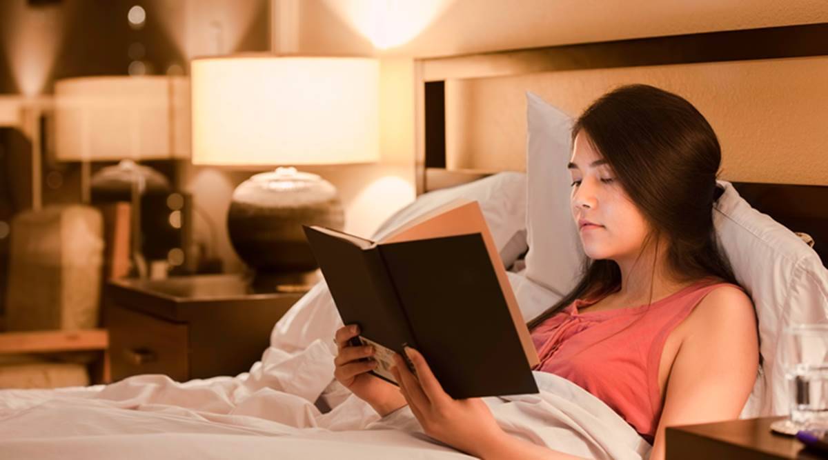 Tetap Nyaman Baca Buku di Tempat Tidur